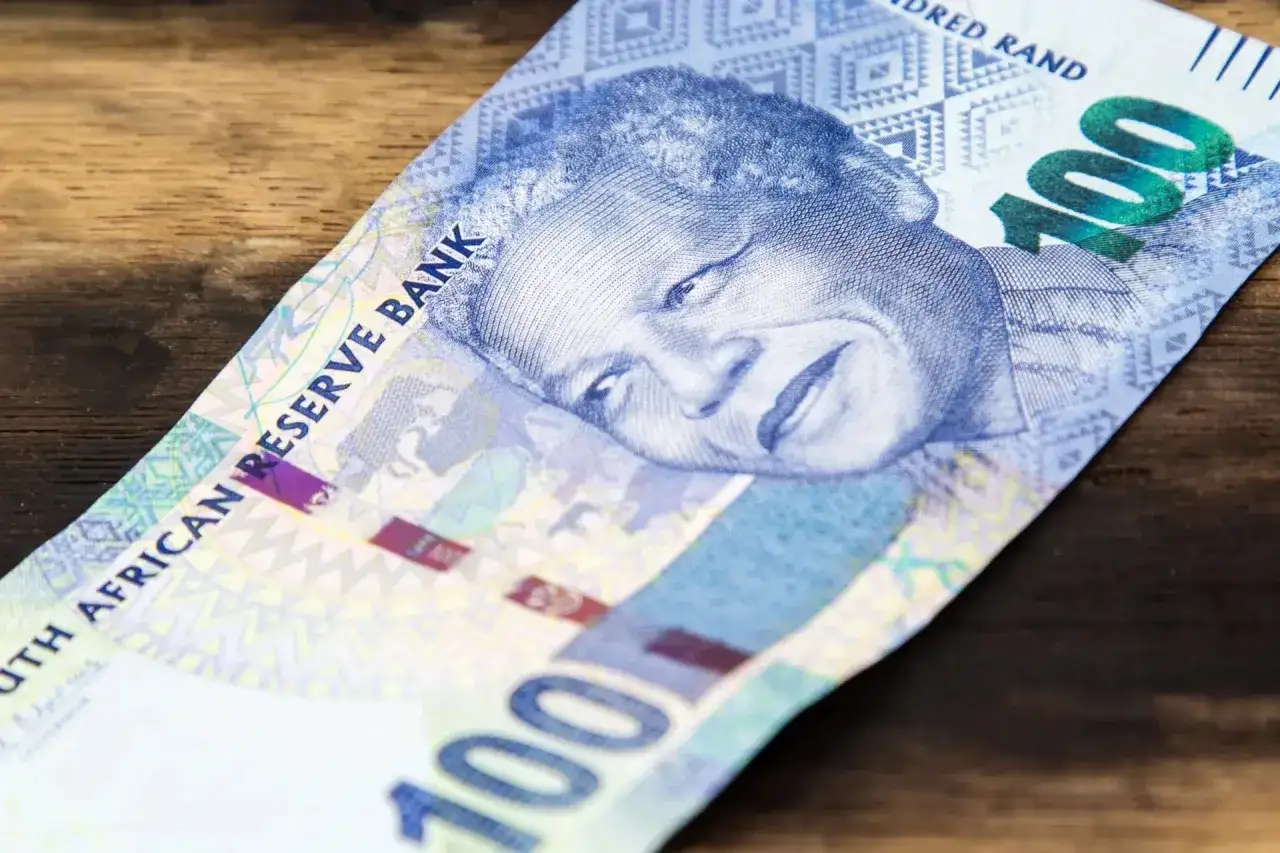 Portret Nelsona Mandeli na banknocie 100 randów, waluta RPA.