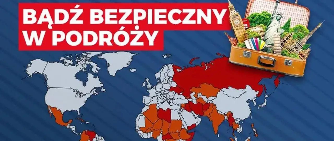 Mapa świata z zaznaczonymi krajami, gdzie nie jechać. Walizka pełna atrakcji turystycznych.