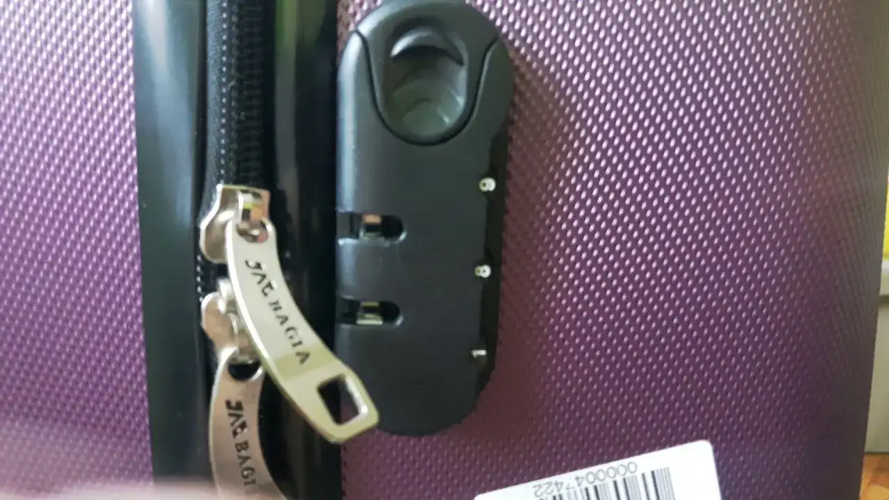 Zdjęcie Jak ustawić kod w walizce Ochnik, aby uniknąć problemów z zamkiem