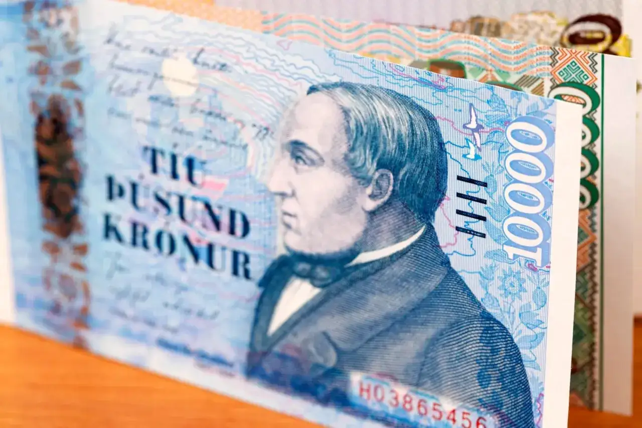 Fragment banknotu 10 000 koron islandzkich z wizerunkiem mężczyzny w garniturze. Islandia waluta.