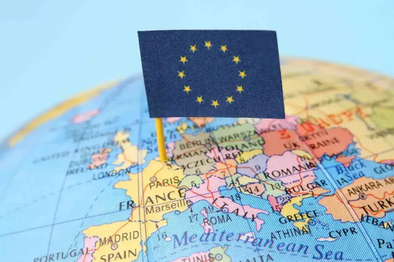 Flaga UE na globusie nad Europą. Czy turcja jest w unii europejskiej? Mapa pokazuje kraje europejskie i Morze Śródziemne.