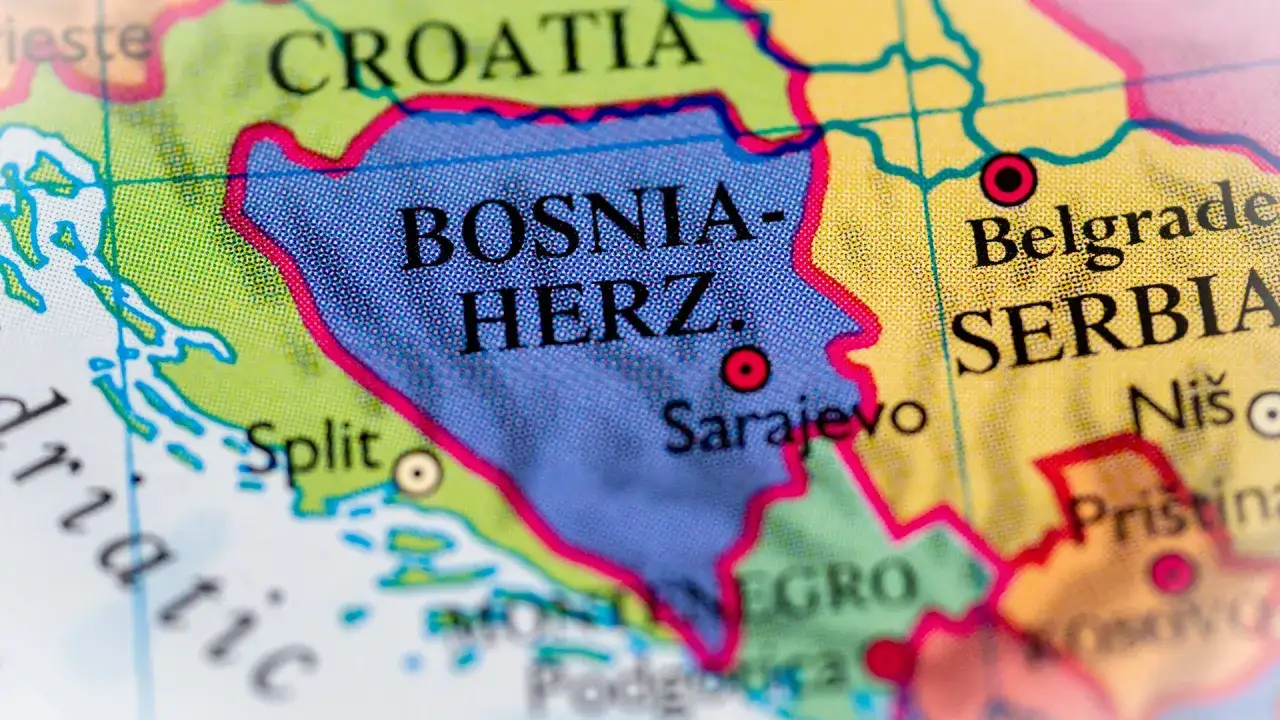 Mapa pokazuje Bośnię i Hercegowinę, gdzie jest Medziugorje. Obok Chorwacja, Serbia i Morze Adriatyckie.