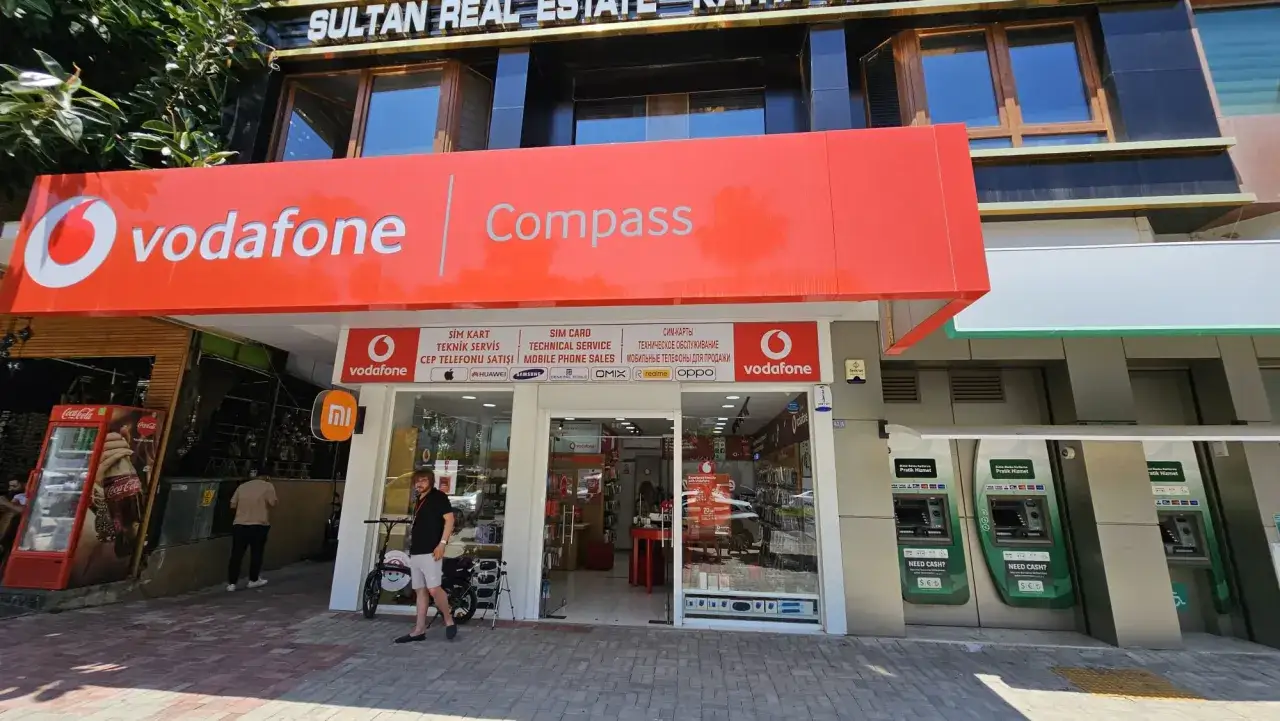 Sklep Vodafone w Turcji, idealne miejsce na zakup karty SIM i telefonu na wakacyjny roaming. Obok bankomaty.
