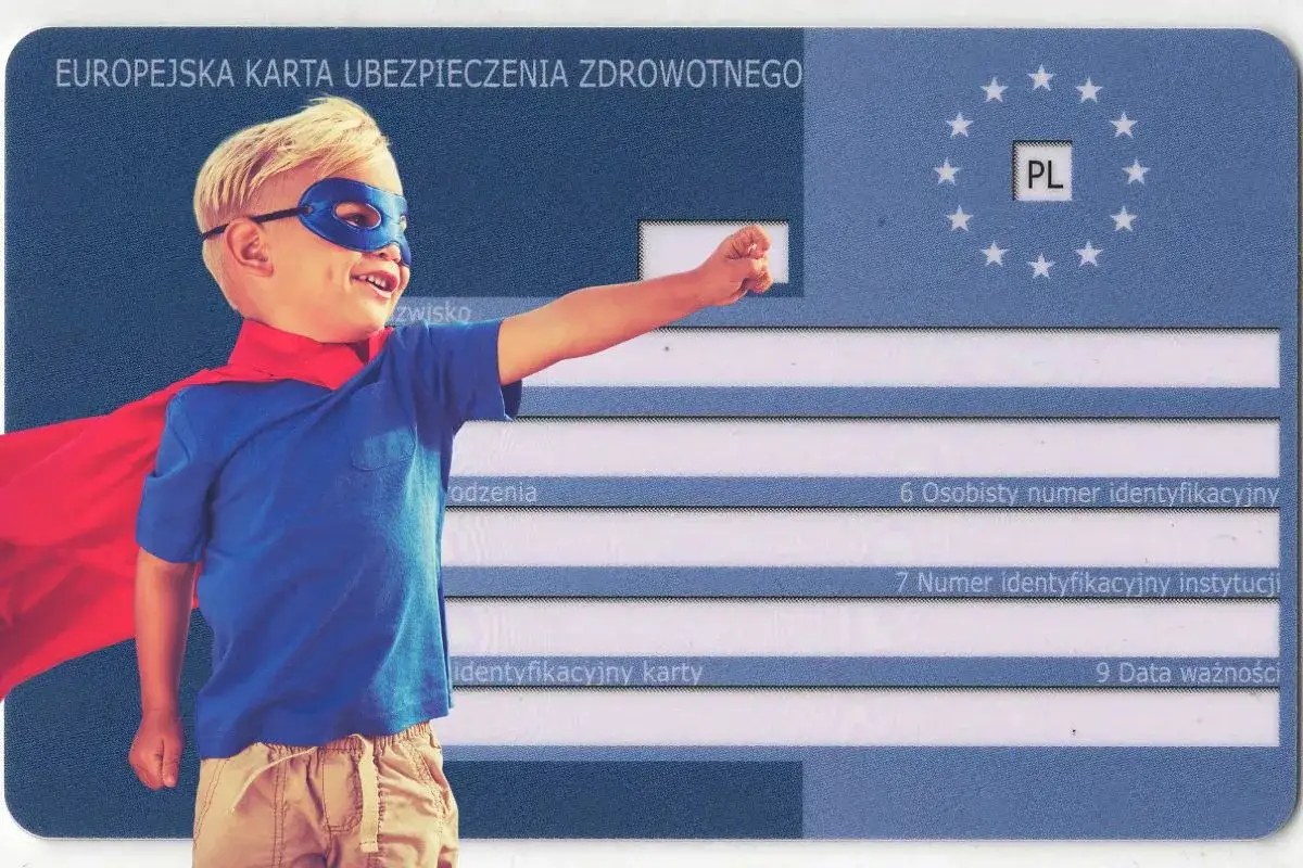 Mały superbohater w pelerynie i masce na tle Europejskiej Karty Ubezpieczenia Zdrowotnego. To jego ekuz dla dziecka, zapewniający ochronę.