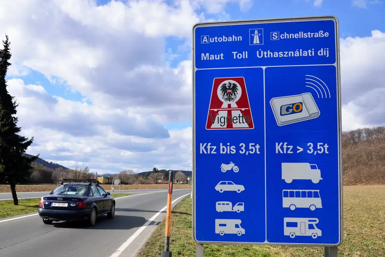 Znak drogowy w Austrii informuje o opłatach za autostrady i drogi szybkiego ruchu. Sprawdź e-winieta Austria cena dla pojazdów do i powyżej 3,5t.