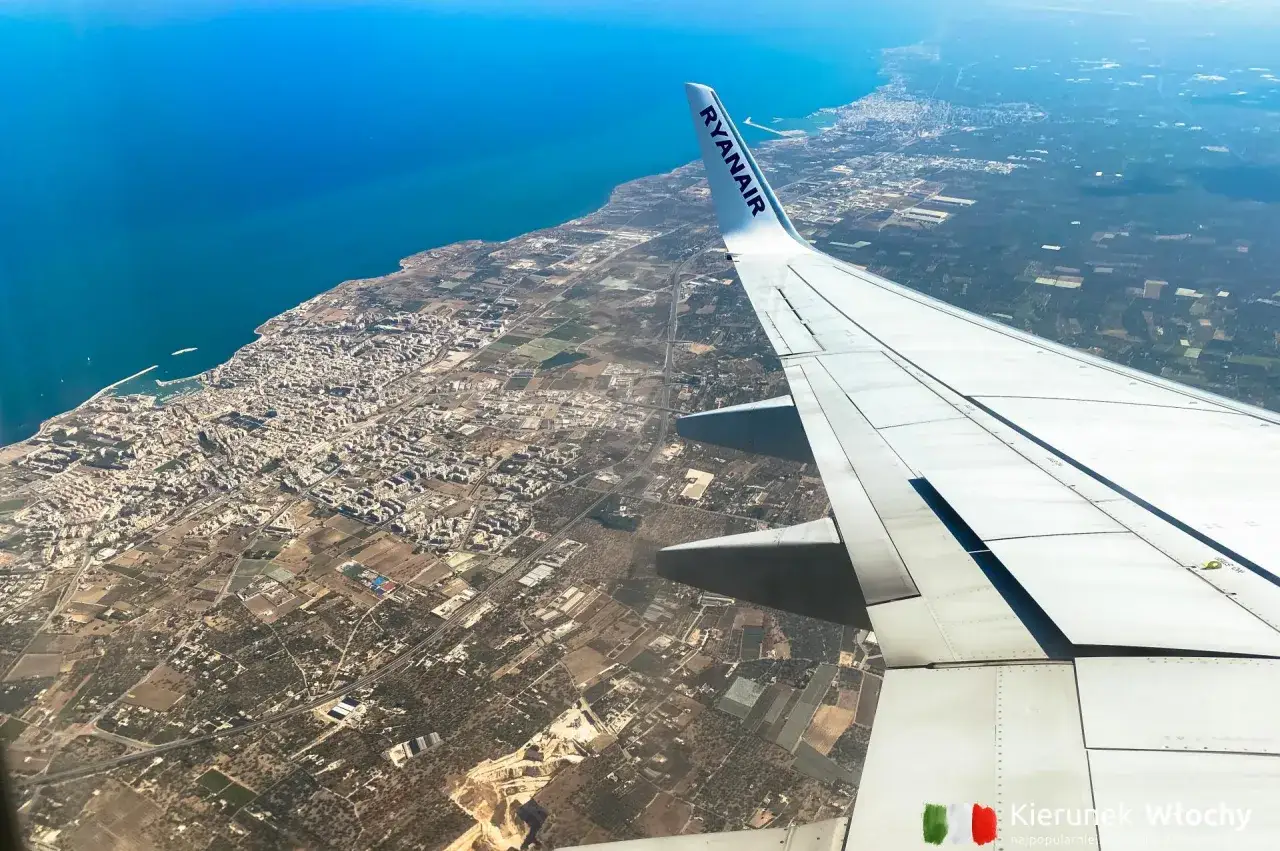 Widok z samolotu Ryanair na wybrzeże i miasto, zbliżamy się do lotniska Bari.