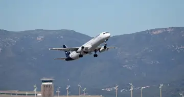 Samolot Lufthansy wznosi się, pokonując jetlag i zmierzając ku nowej przygodzie.