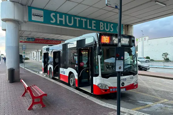 Lotnisko Bari – Jaki dojazd wybrać? Pociąg, autobus, taxi