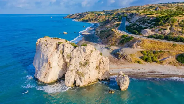 Lotniska na Cyprze - Które wybrać: Larnaka czy Pafos?