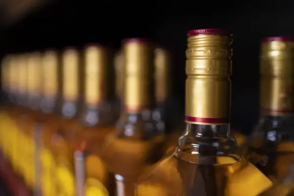 Przewóz alkoholu w bagażu podręcznym - zasady i ograniczenia, które musisz znać
