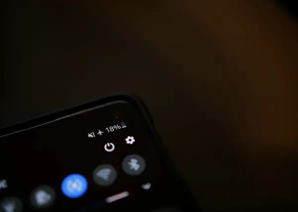 Używanie telefonu w samolocie – co wolno, a czego lepiej unikać?