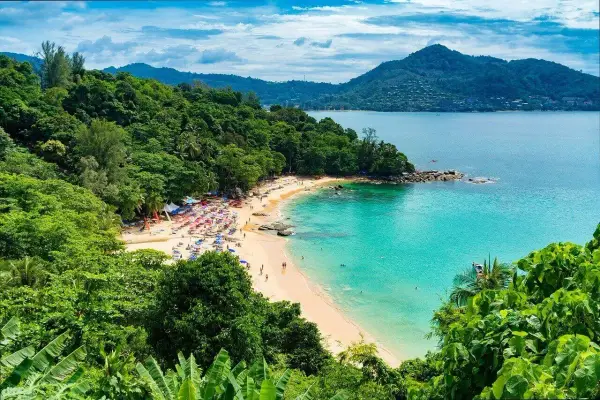 Najlepszy czas na Phuket: Kiedy jechać, by uniknąć tłumów i wysokich cen?