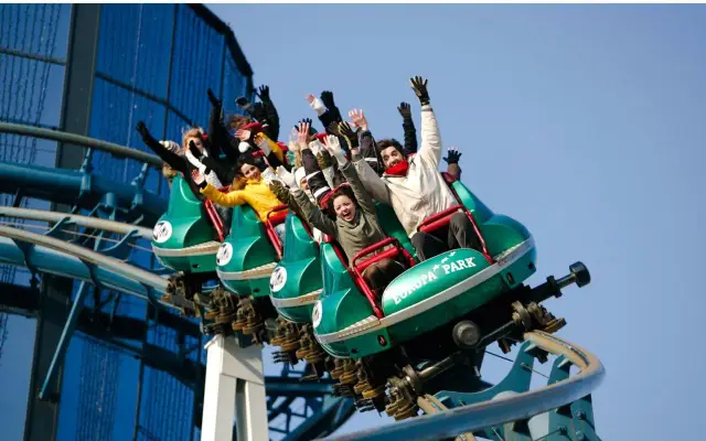 Ludzie krzyczą z radości na kolejce górskiej w Europa-Park, największym parku rozrywki w Europie.